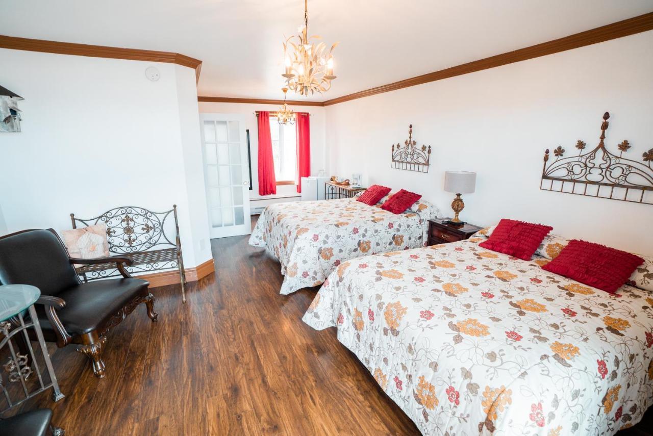 Auberge Du Vieux Faubourg Sainte Anne des Monts Экстерьер фото